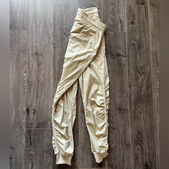 Lululemon lined Beyond the Studio Pant - Picture 2 of 2